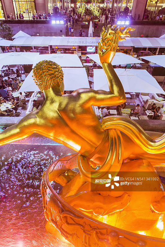 曼哈顿中城区洛克菲勒中心金色普罗米修斯雕像图片素材