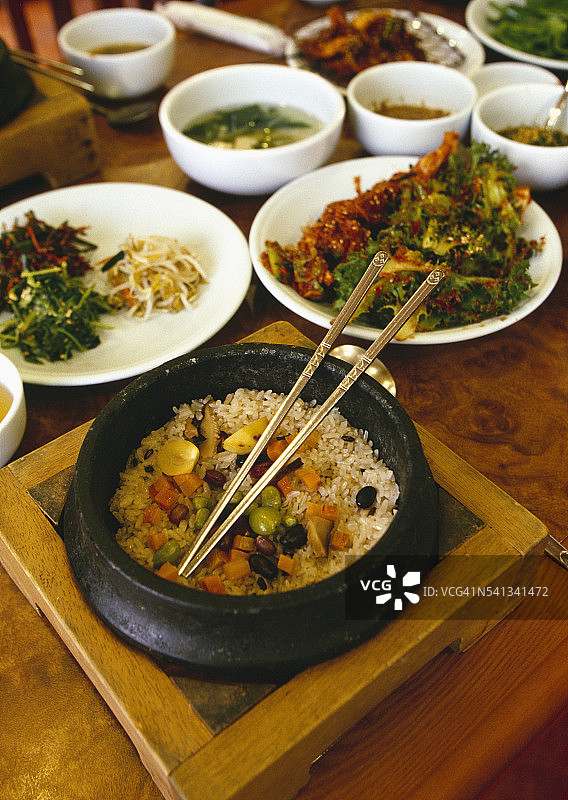 石锅拌饭，一道典型的韩国菜图片素材