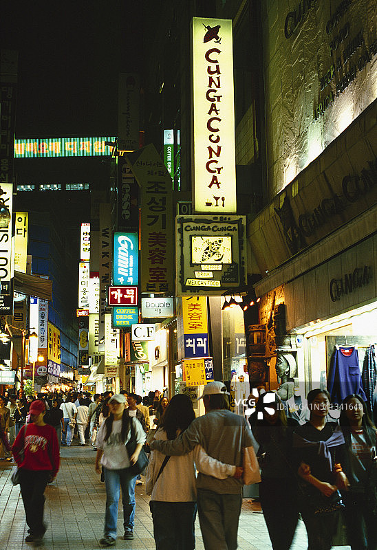 夜间城市街道上的行人图片素材