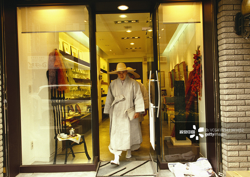 僧侣在仁寺洞购物图片素材