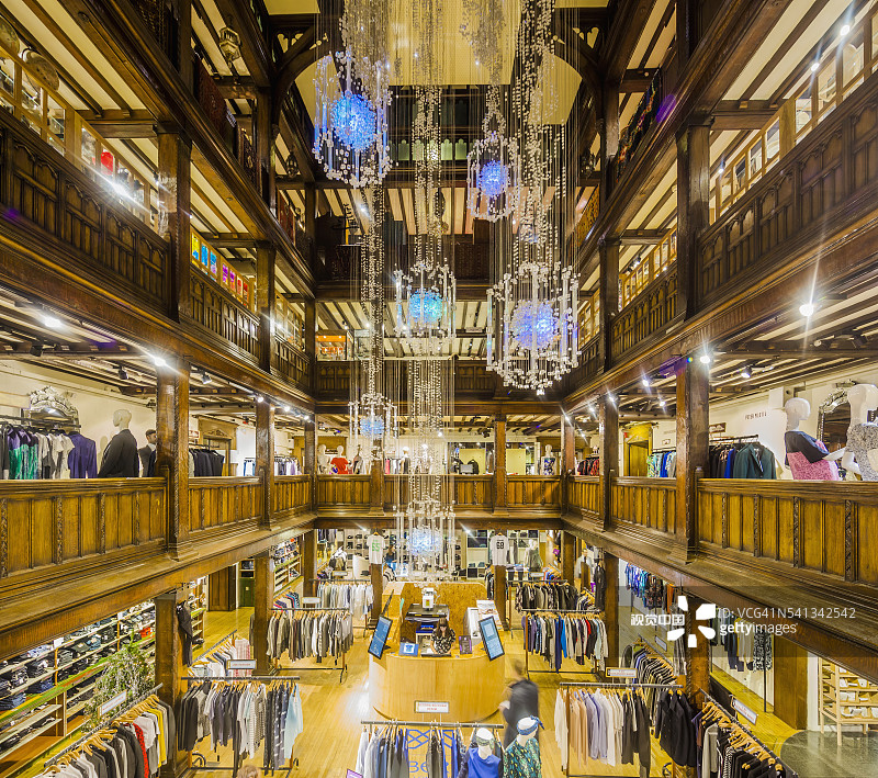 圣诞期间的自由百货商店内部图片素材