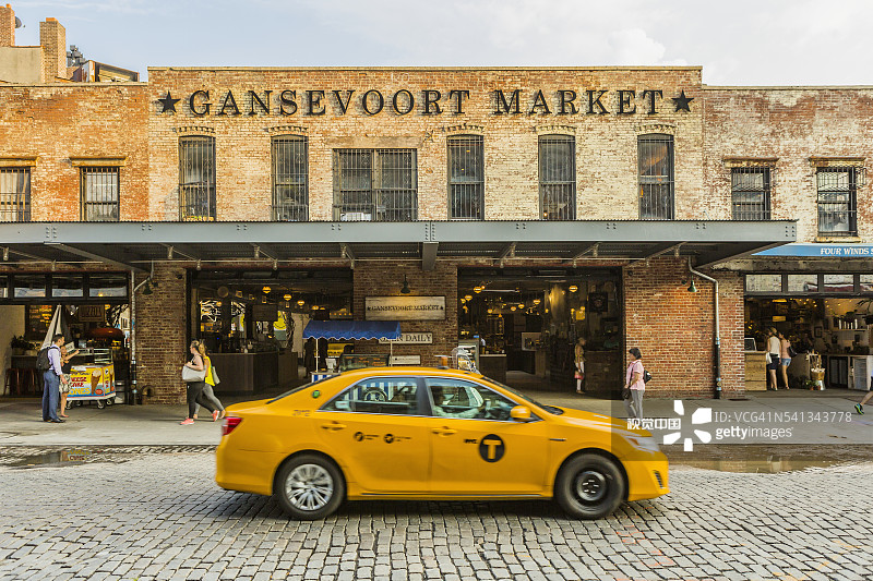 曼哈顿肉类加工区甘斯沃尔特市场前的出租车图片素材