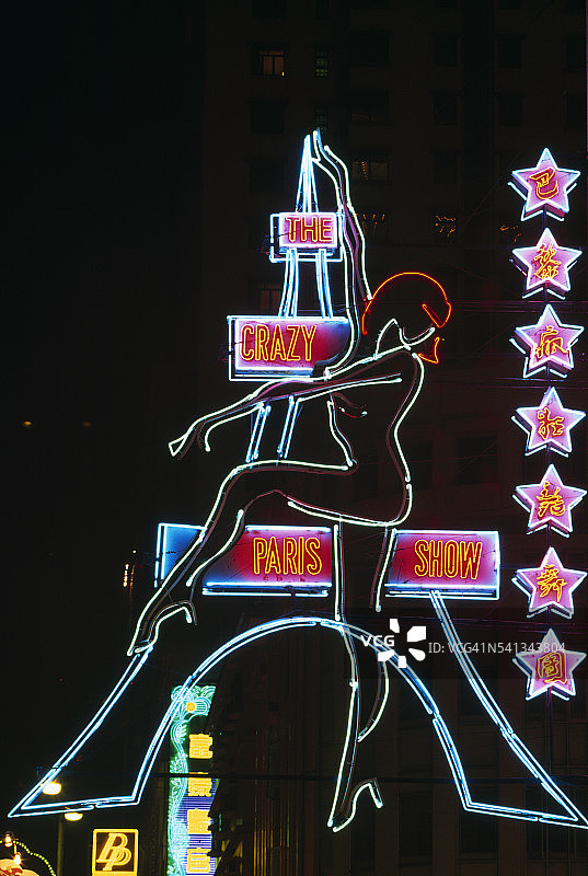 疯狂巴黎表演霓虹灯标志图片素材