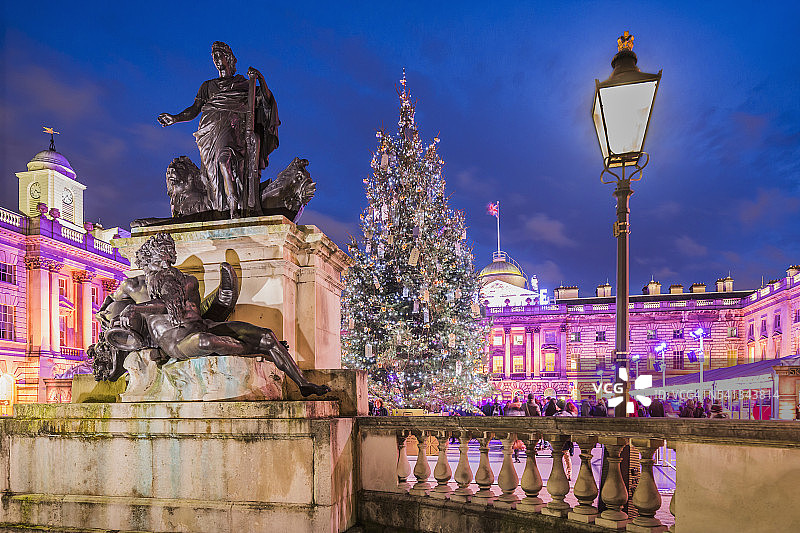 萨默塞特府，河神和圣诞树旁的乔治三世，近溜冰场图片素材