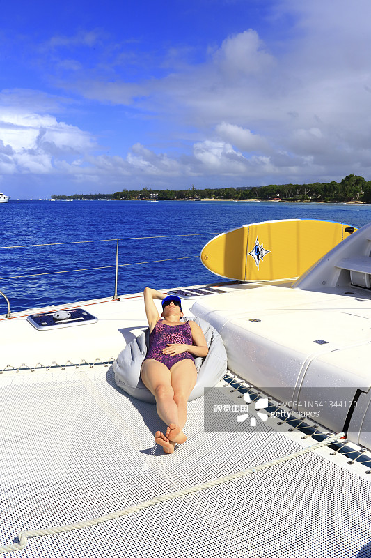 帆船沿着巴巴多斯西海岸航行图片素材