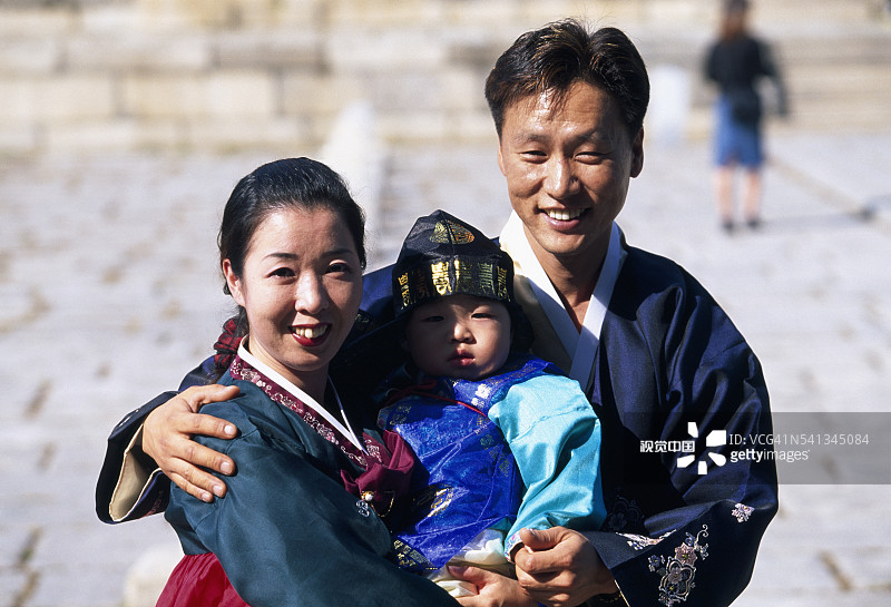 参观昌德宫的韩服家庭图片素材