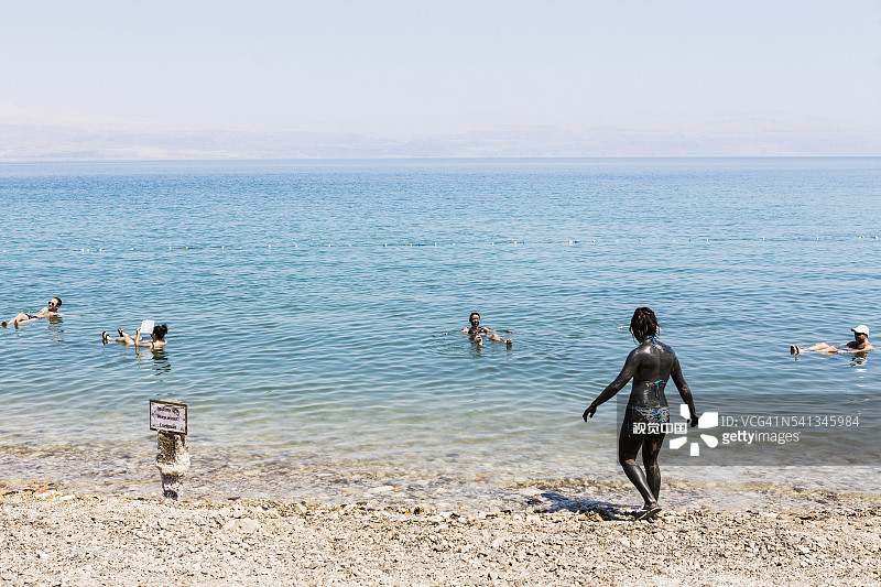 死海-恩戈地基布兹，海滩上的泥浴者图片素材