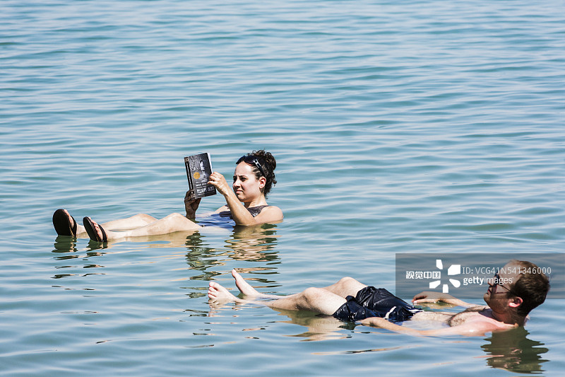 死海-恩戈地基布兹，在死海中沐浴图片素材