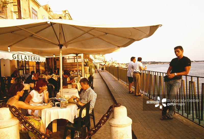 阿雷图萨喷泉附近景观图片素材