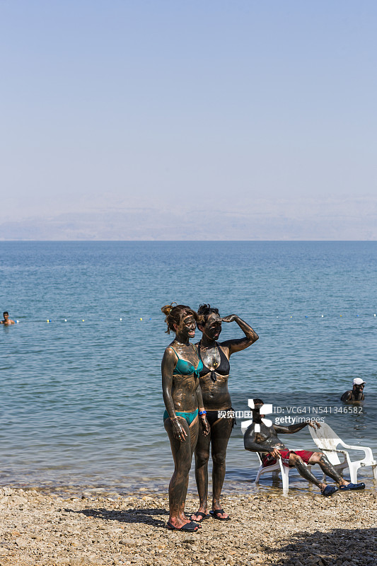 死海-恩戈地基布兹，海滩上的泥浴者图片素材