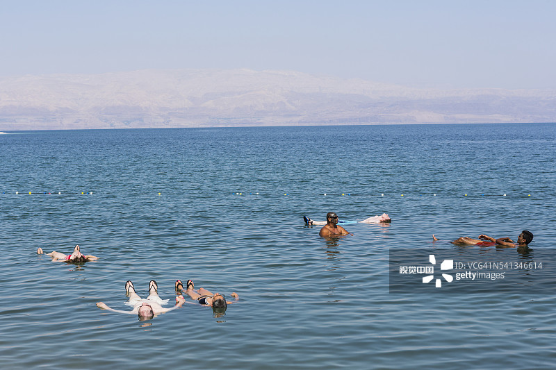 死海-恩戈地基布兹，在死海中沐浴图片素材