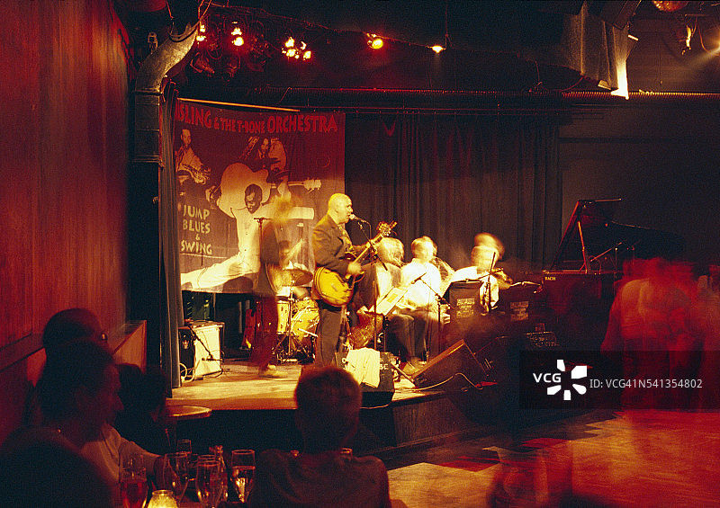厄勒海峡：哥本哈根爵士乐俱乐部里的爵士乐队演奏图片素材