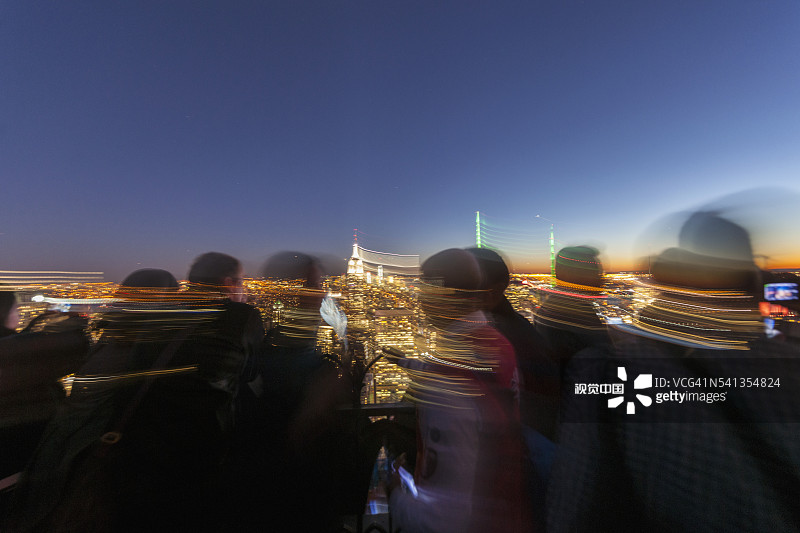 从洛克菲勒中心露台俯瞰城镇图片素材