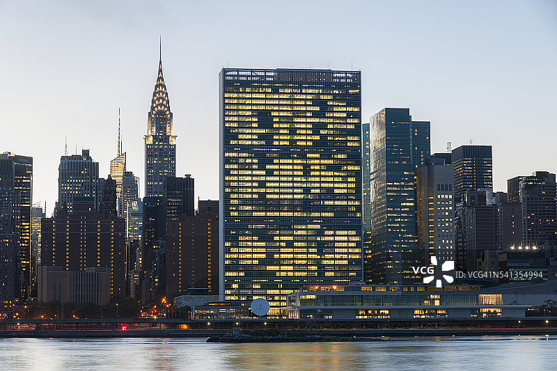从皇后区眺望曼哈顿天际线，含联合国总部大楼和克莱斯勒大厦图片素材