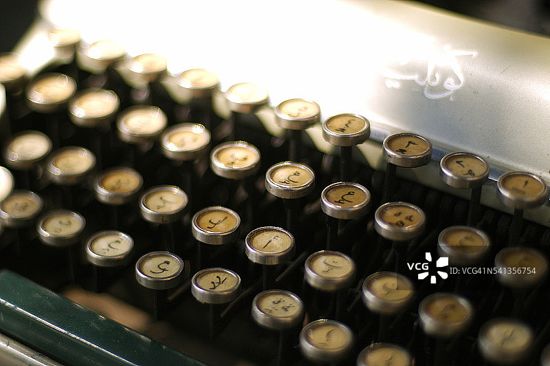 埃及科普特区古董店内的阿拉伯语打字机图片素材