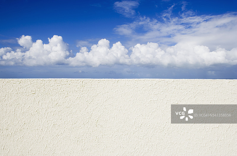 墙壁和云彩图片素材