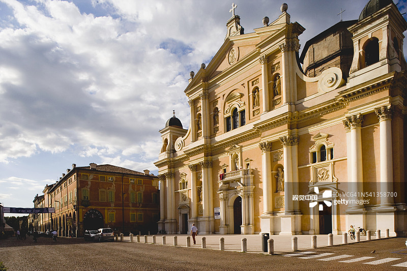 面向广场的巴洛克式大教堂图片素材