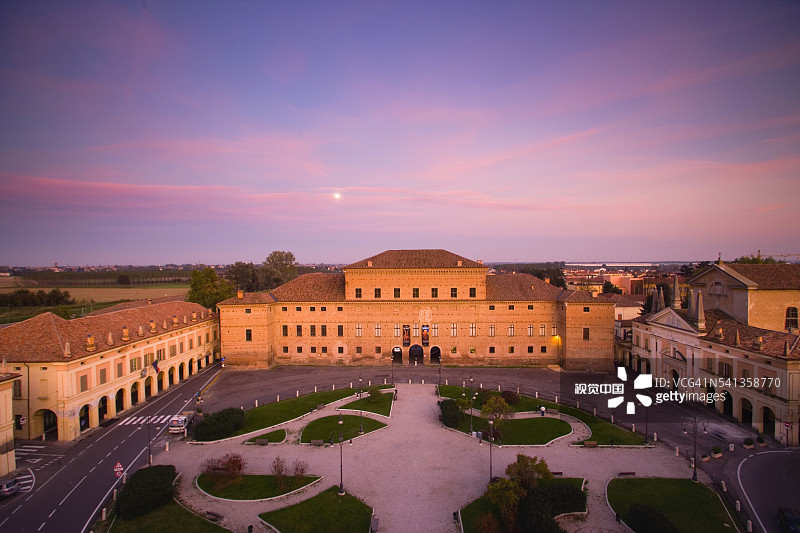 本蒂沃利奥宫和广场上的教堂图片素材