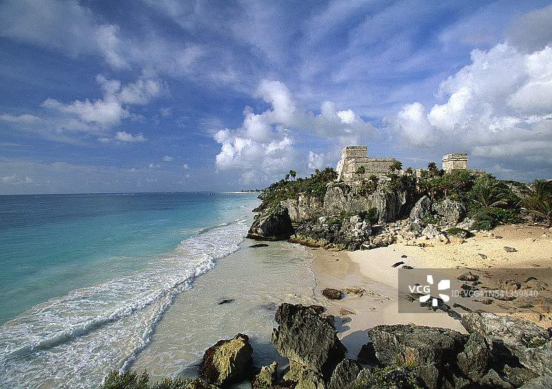 图卢姆遗址的城堡和海滩图片素材