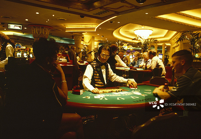 荷官在二十一点牌桌图片素材