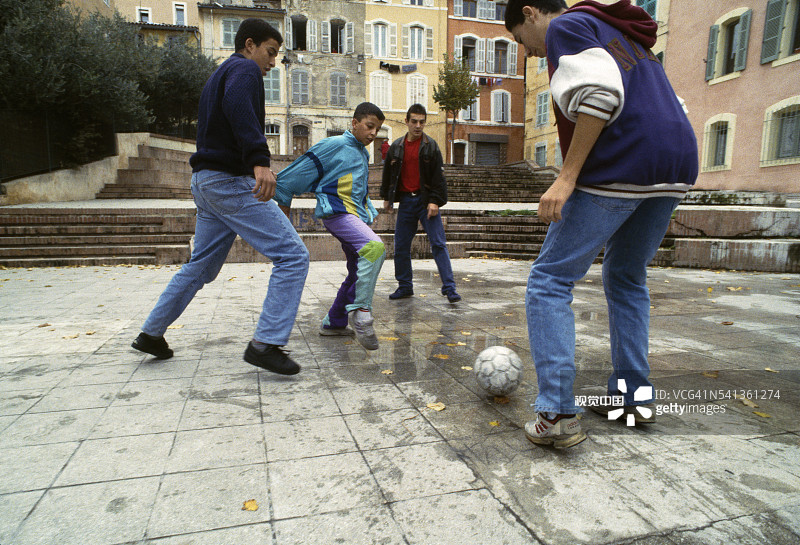 男孩在马赛踢足球图片素材
