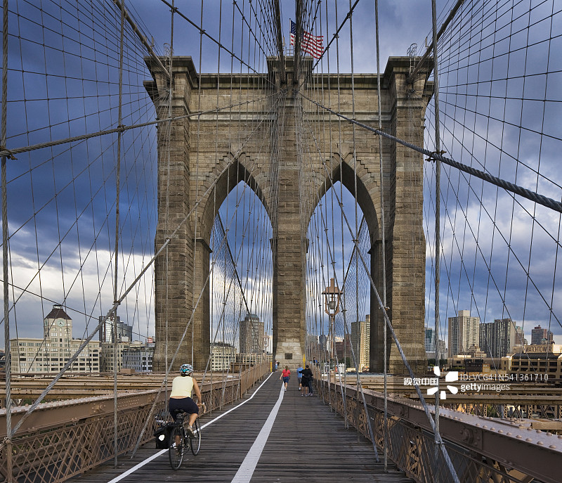 布鲁克林大桥上的自行车图片素材