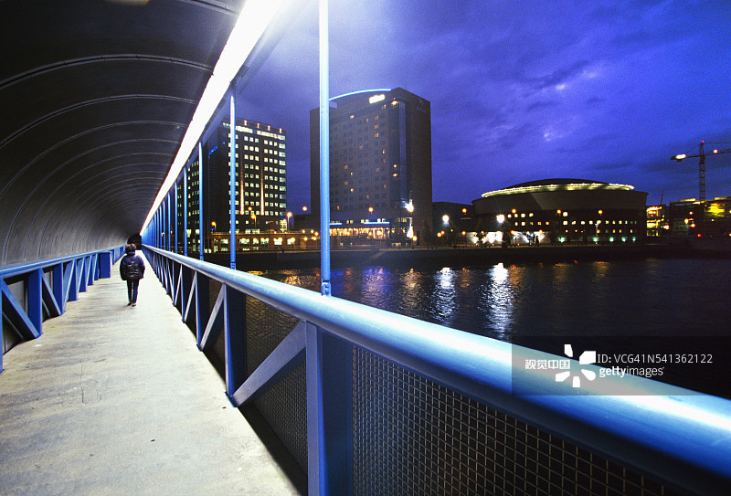 拉根河希尔顿酒店附近的人行天桥图片素材