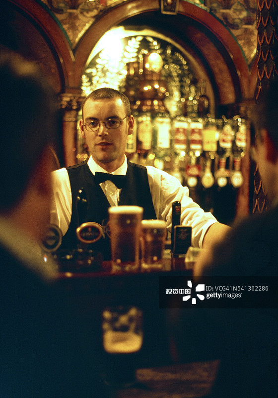 贝尔法斯特皇冠酒馆的调酒师图片素材