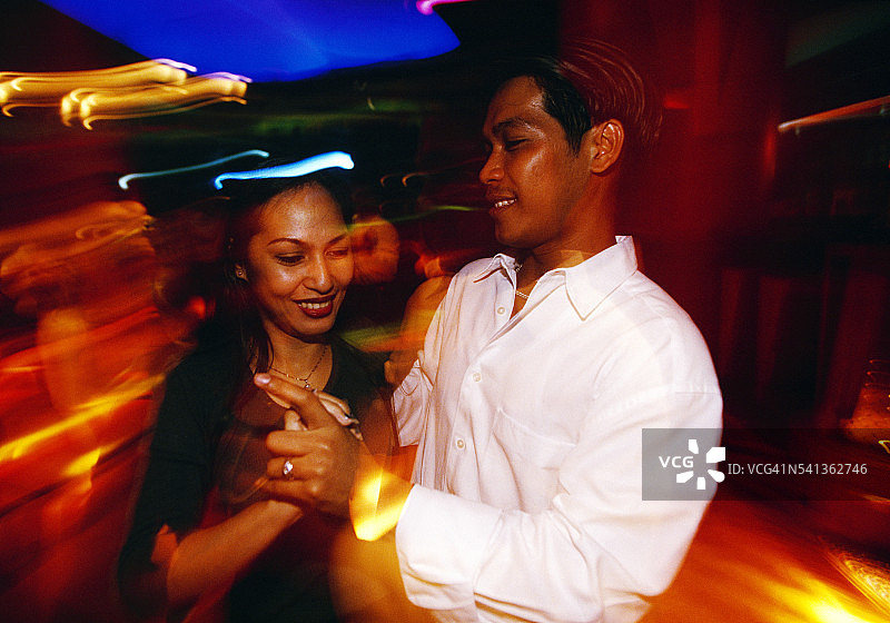 情侣在宴会厅跳舞图片素材