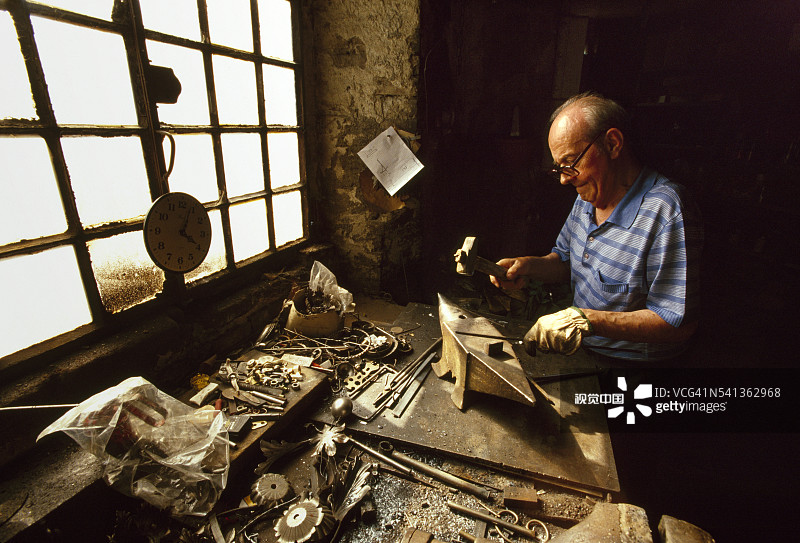 在格拉扎诺维斯孔蒂工作的铁匠卢西亚诺·萨维图片素材