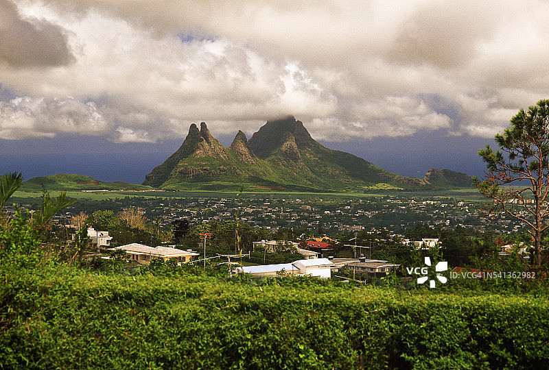 从鹿火山口观看居尔皮普和群山图片素材