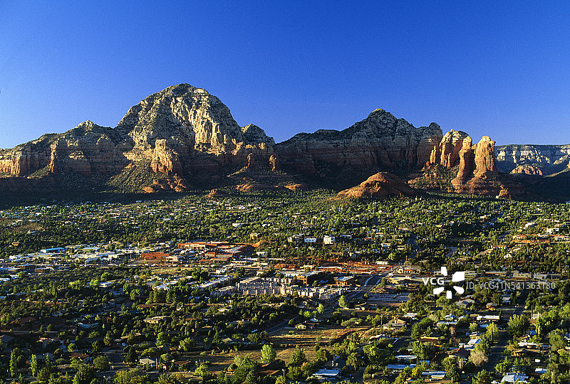 亚利桑那州塞多纳以外的山脉图片素材