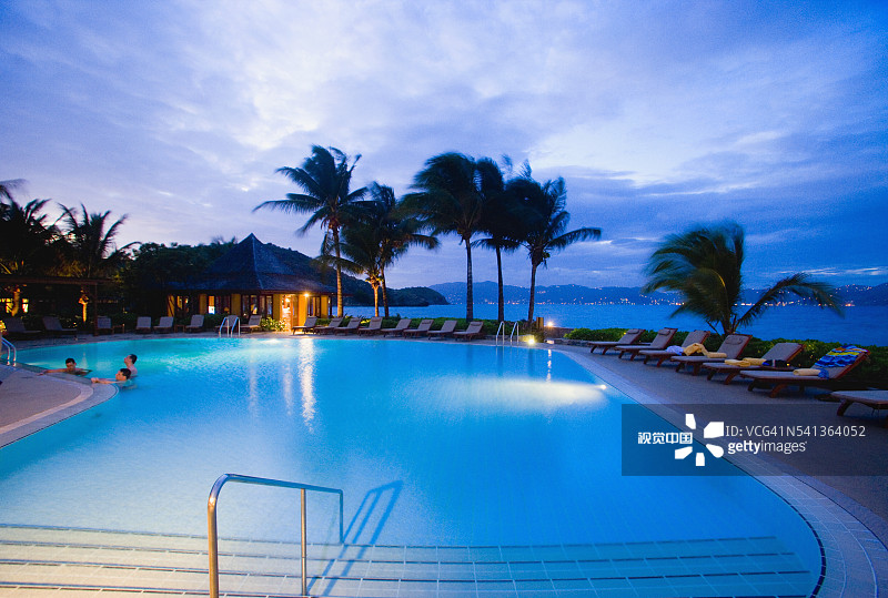 可欣赏加勒比海景的度假村泳池图片素材