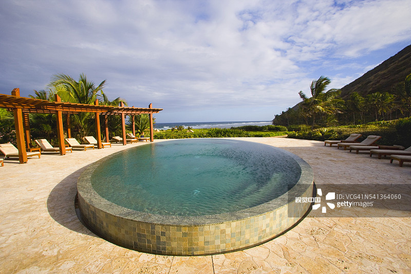 度假村露台上的椭圆形泳池图片素材