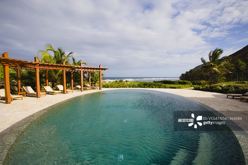 带景观的露台椭圆形泳池图片素材