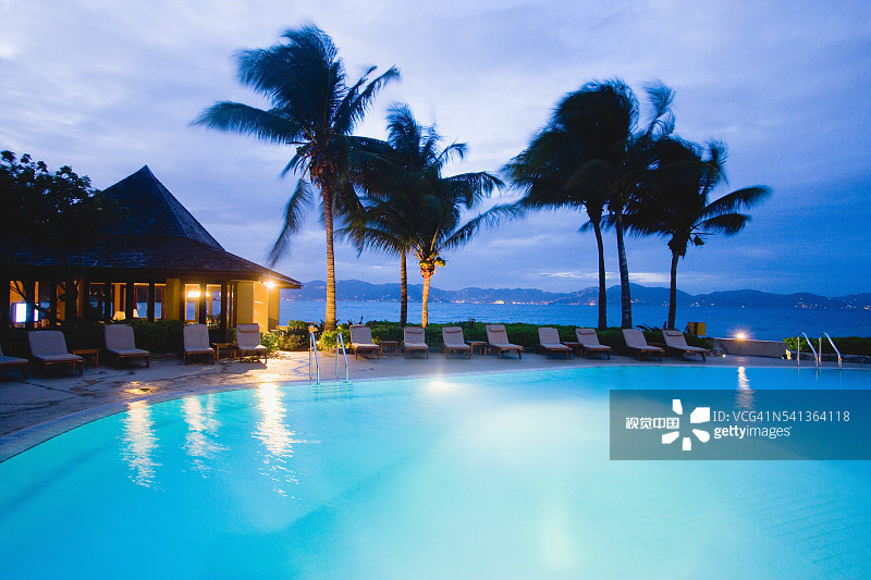 可欣赏加勒比海景的度假村泳池图片素材