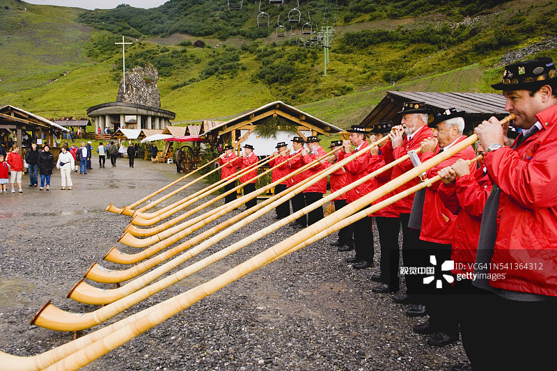 乐贝尔迪芒什民俗节上的阿尔卑斯长号演奏者图片素材