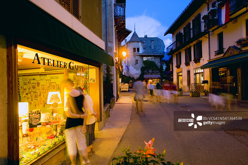 在主街上傍晚漫步图片素材