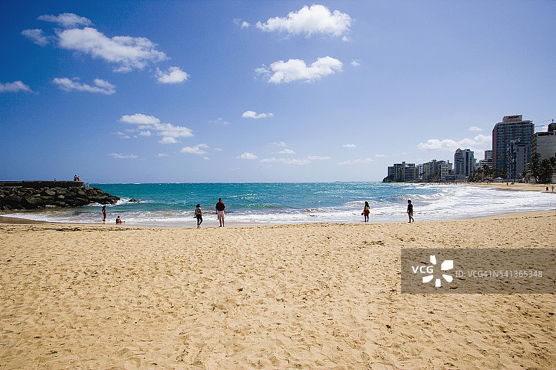 在圣胡安孔达多海滩涉水图片素材