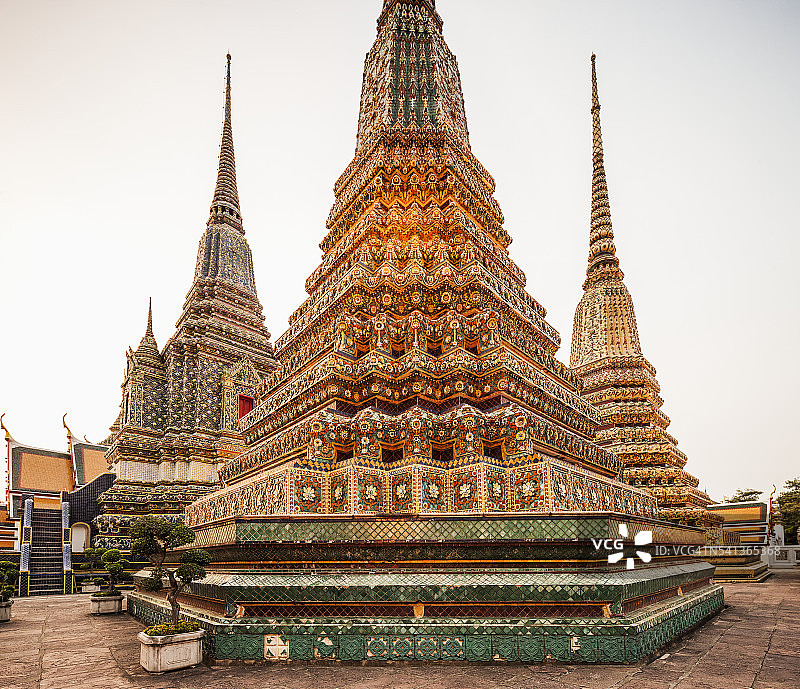 卧佛寺的Phra Maha Chedi（佛教佛塔）Si Rajakarn图片素材