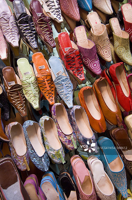 马拉喀什露天市场中的鞋子展示图片素材