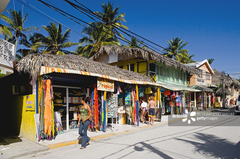 巴瓦罗主街上的游客与商店。图片素材