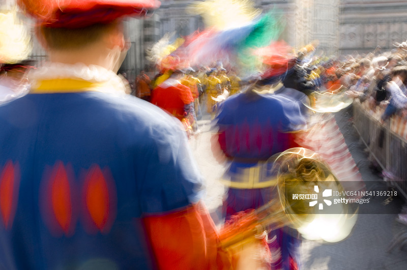 音乐家庆祝爆车节图片素材