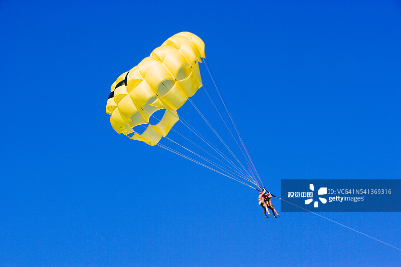 情侣滑翔伞图片素材