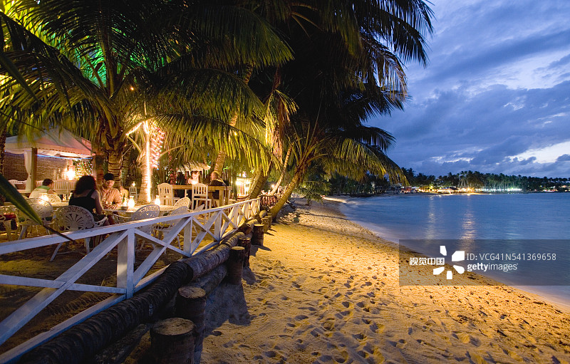 在海滩餐厅用餐的游客图片素材