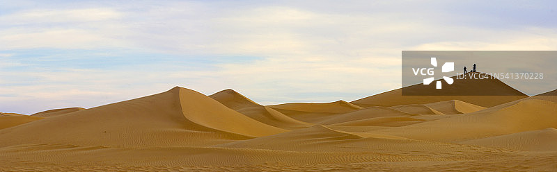 人们站在沙漠的沙丘上图片素材
