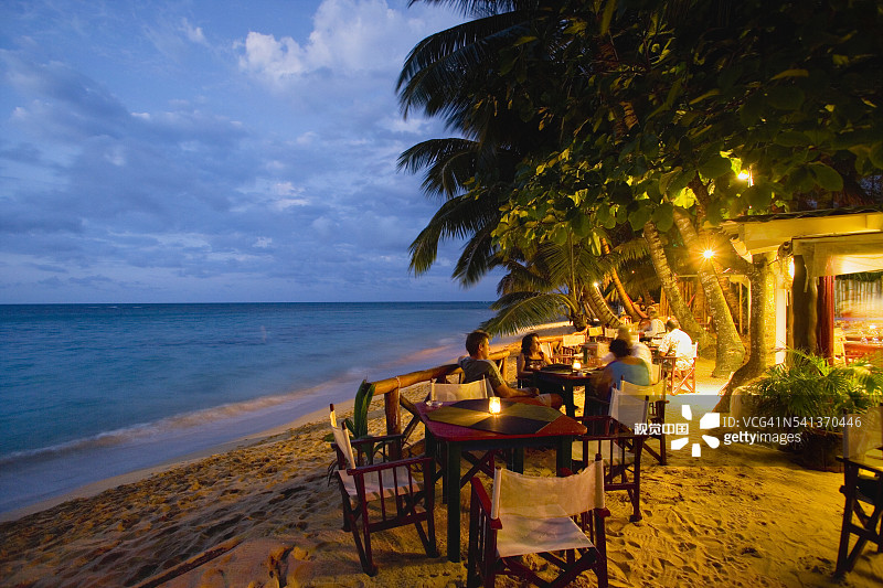游客在尤卡卡连特餐厅海滩用餐图片素材