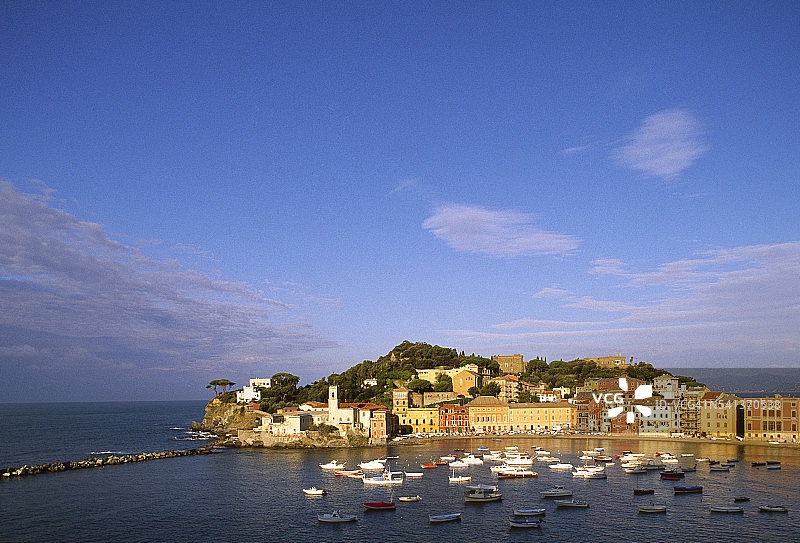 俯瞰静谧湾的塞斯特里莱万泰图片素材