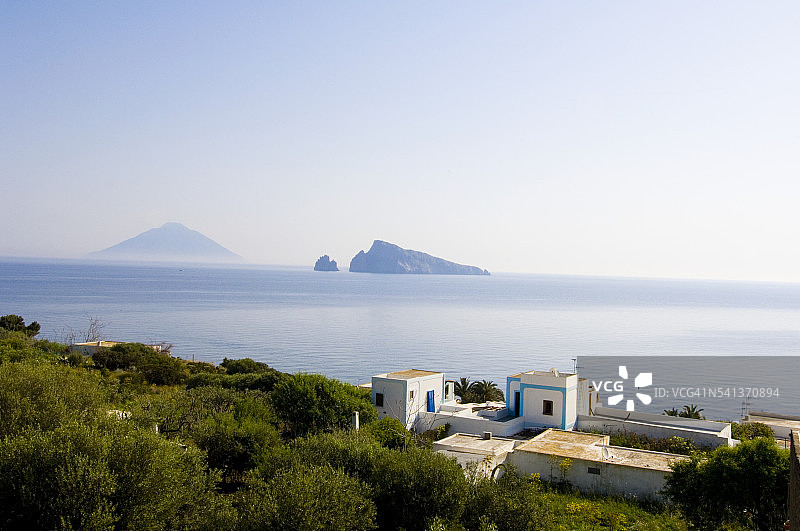 可欣赏海景的粉刷过的房屋图片素材