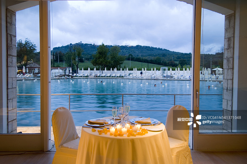 萨图尼亚温泉酒店的泳池景观餐桌图片素材